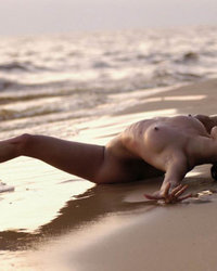 Миленькая танцовщица тренируется на пляже голышом 9 фото
