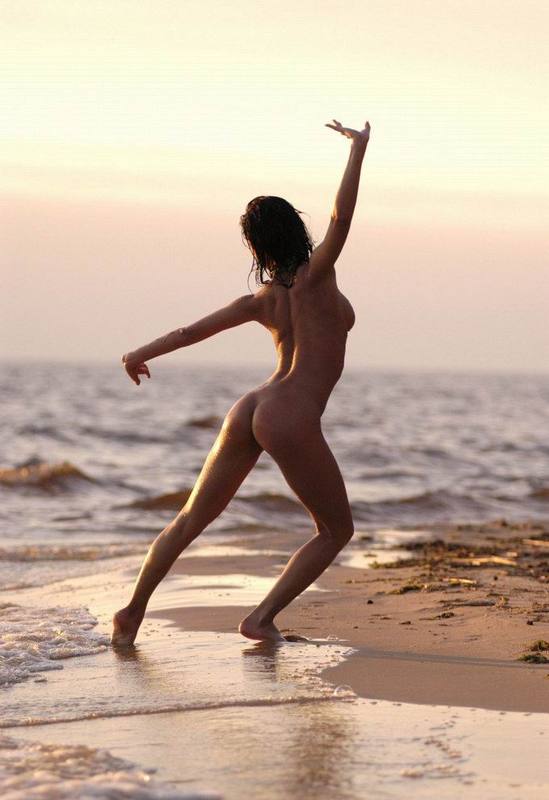 Миленькая танцовщица тренируется на пляже голышом 4 фото