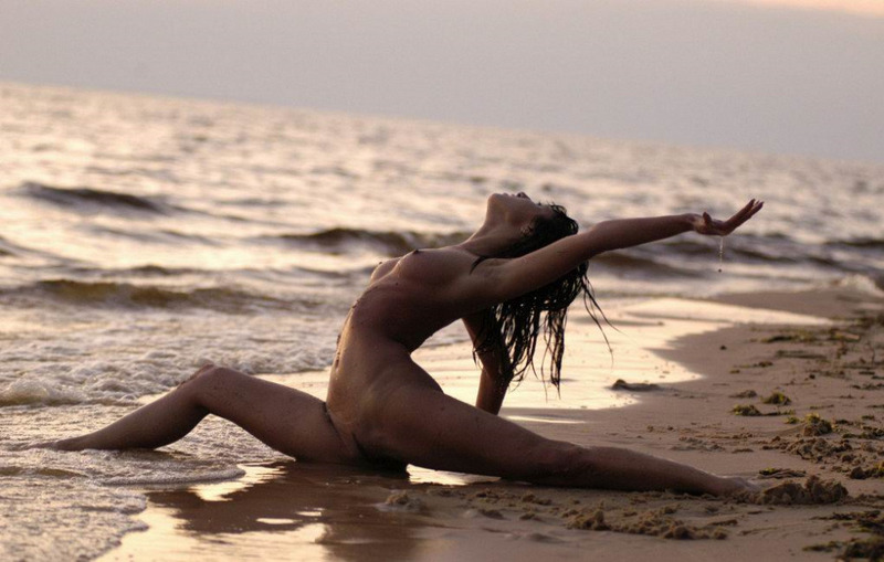 Миленькая танцовщица тренируется на пляже голышом 10 фото