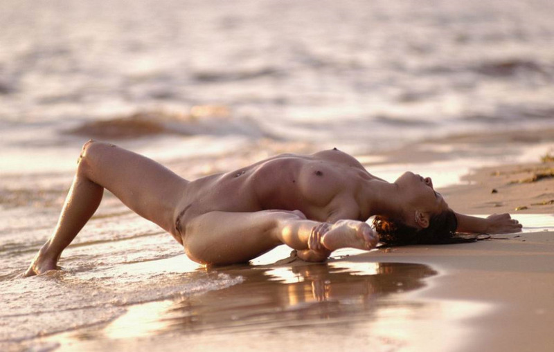 Миленькая танцовщица тренируется на пляже голышом 8 фото