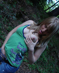 Мужик уговорил девку с пирсингом в языке отсосать ему в лесу 3 фото