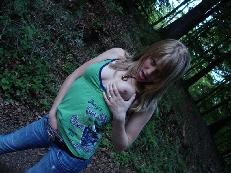 Мужик уговорил девку с пирсингом в языке отсосать ему в лесу 3 фото