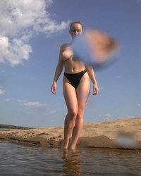 Лариса на озере демонстрирует красоты 2 фото