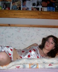 Брюнетка разделась в своей спальне 10 фотография