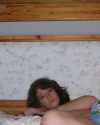 Брюнетка разделась в своей спальне 13 фотография