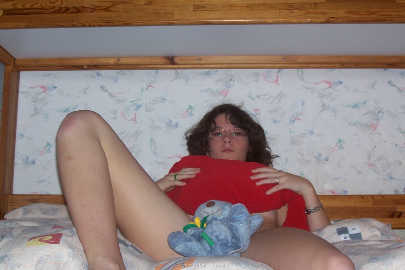 Брюнетка разделась в своей спальне 12 фото
