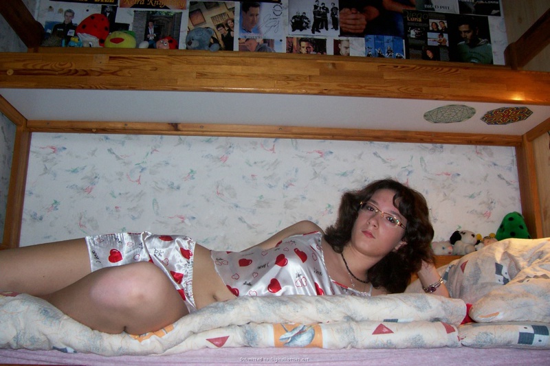 Брюнетка разделась в своей спальне 10 фото