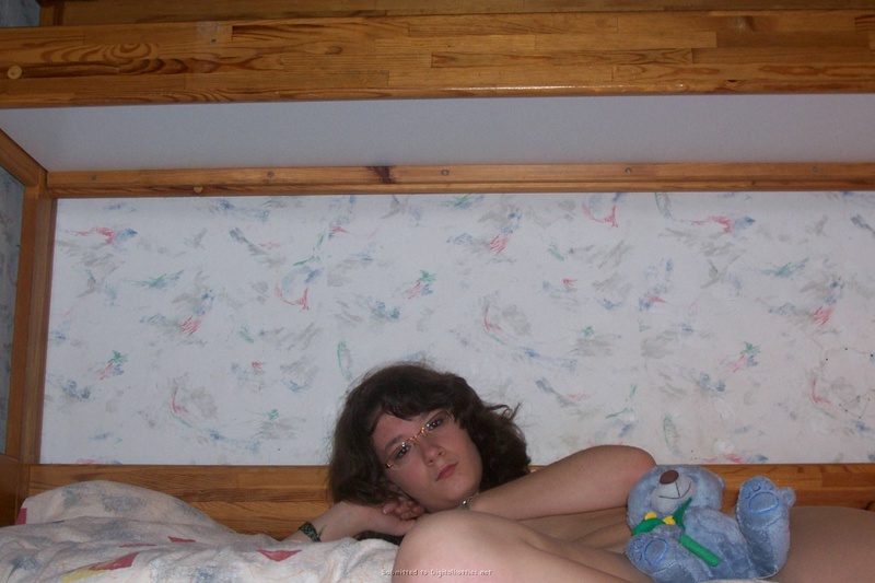 Брюнетка разделась в своей спальне 13 фото