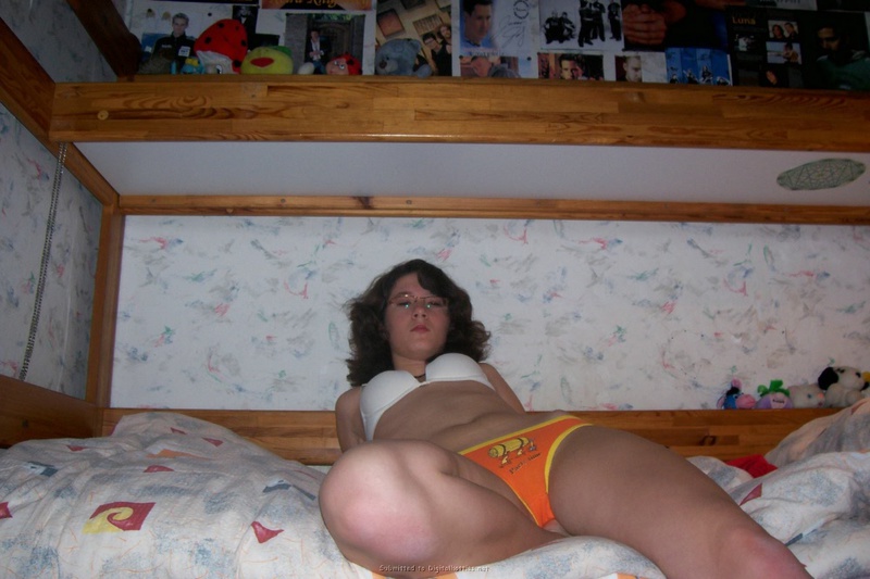 Брюнетка разделась в своей спальне 8 фото