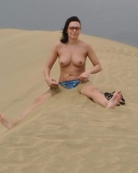 Мамка с роскошным телом релаксирует на пустынном пляже 4 фотография