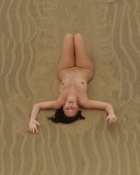Мамка с роскошным телом релаксирует на пустынном пляже 12 фото