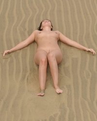 Мамка с роскошным телом релаксирует на пустынном пляже 7 фотография