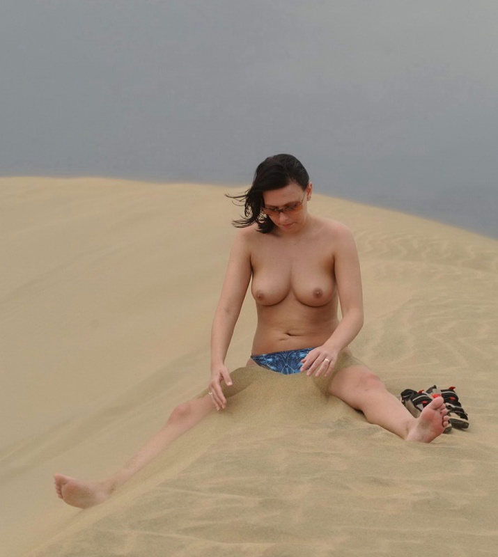 Мамка с роскошным телом релаксирует на пустынном пляже 3 фото