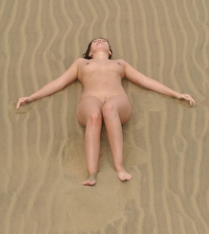 Мамка с роскошным телом релаксирует на пустынном пляже 7 фото