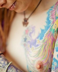 Отвязная неформалка демонстрирует татуировки, покрывающие тело 15 фото
