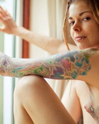Отвязная неформалка демонстрирует татуировки, покрывающие тело 1 фотография