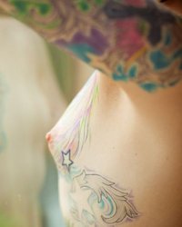 Отвязная неформалка демонстрирует татуировки, покрывающие тело 34 фото