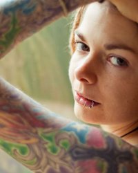 Отвязная неформалка демонстрирует татуировки, покрывающие тело 31 фото