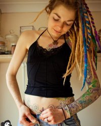 Отвязная неформалка демонстрирует татуировки, покрывающие тело 40 фотография