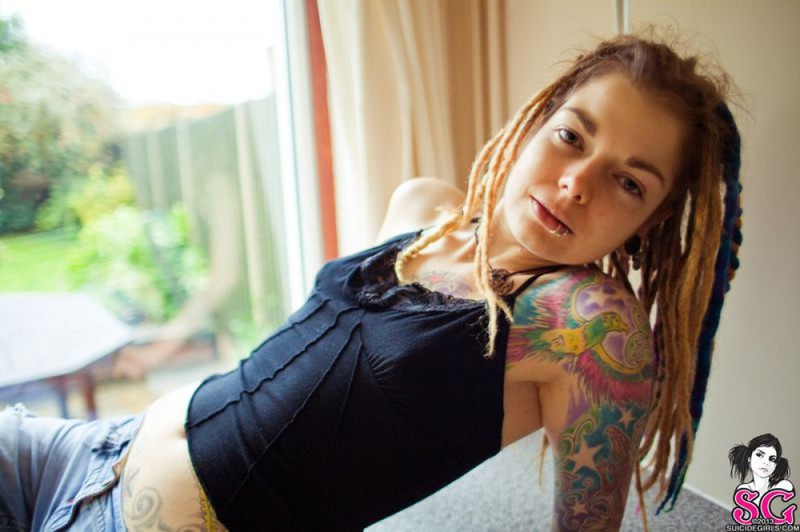 Отвязная неформалка демонстрирует татуировки, покрывающие тело 3 фото