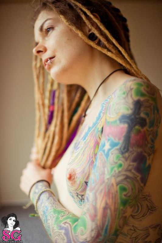 Отвязная неформалка демонстрирует татуировки, покрывающие тело 5 фото