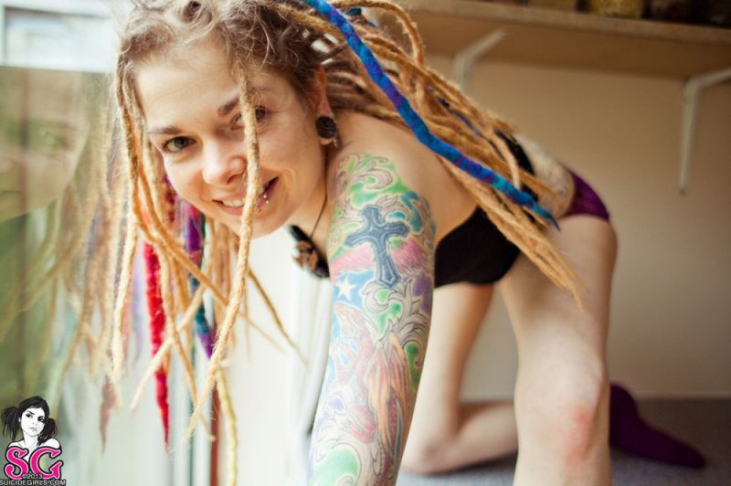 Отвязная неформалка демонстрирует татуировки, покрывающие тело 10 фото