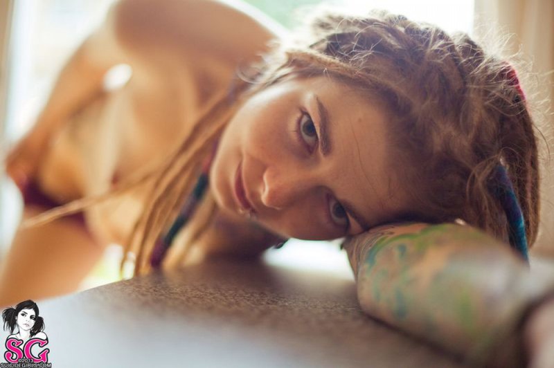 Отвязная неформалка демонстрирует татуировки, покрывающие тело 13 фото