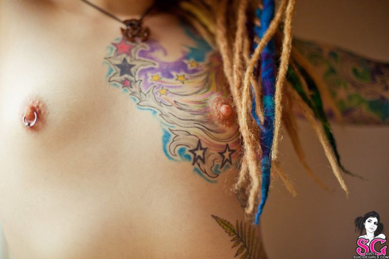 Отвязная неформалка демонстрирует татуировки, покрывающие тело 25 фото