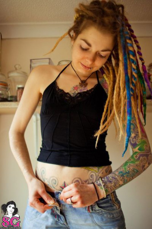 Отвязная неформалка демонстрирует татуировки, покрывающие тело 40 фото