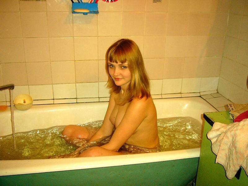 Красотка в ванной отдыхает 3 фото