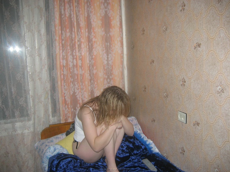 Алена раздевается  в общежитии 6 фото