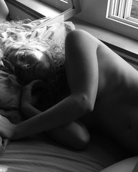 Черно-белые снимки сексуальной леди 1 фото