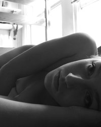 Черно-белые снимки сексуальной леди 15 фотография
