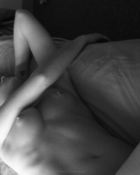 Черно-белые снимки сексуальной леди 16 фотография