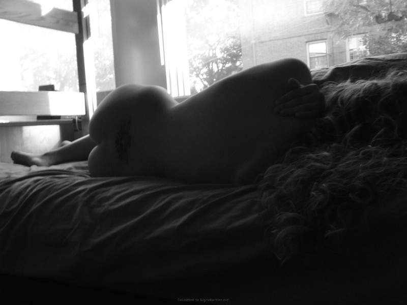 Черно-белые снимки сексуальной леди 19 фото