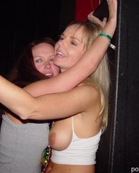 Пьяная блондинка с большой грудью  в баре 5 фото