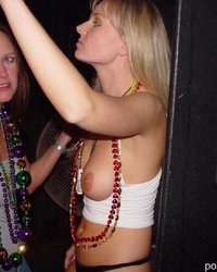 Пьяная блондинка с большой грудью  в баре 2 фотография