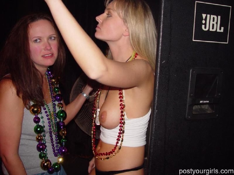 Пьяная блондинка с большой грудью  в баре 2 фото