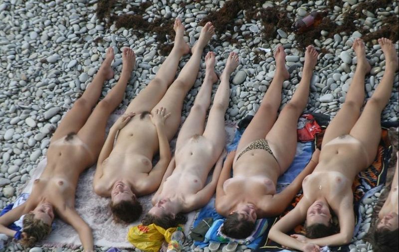 Девушки купаются и загорают без одежды 11 фото