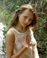 Милая девушка у реки в мокрой сорочке 12 фотография
