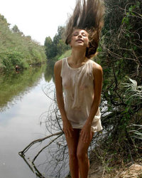 Милая девушка у реки в мокрой сорочке 11 фотография