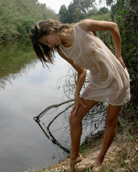 Милая девушка у реки в мокрой сорочке 14 фотография