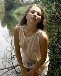 Милая девушка у реки в мокрой сорочке 15 фото
