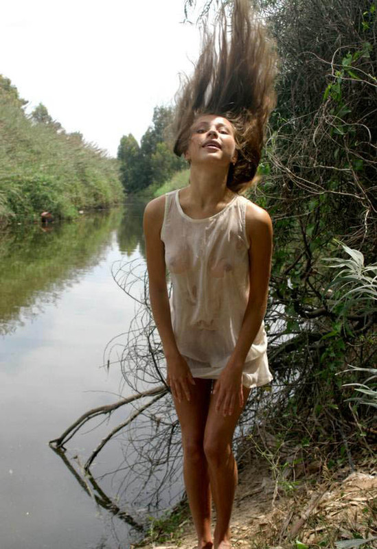 Милая девушка у реки в мокрой сорочке 11 фото