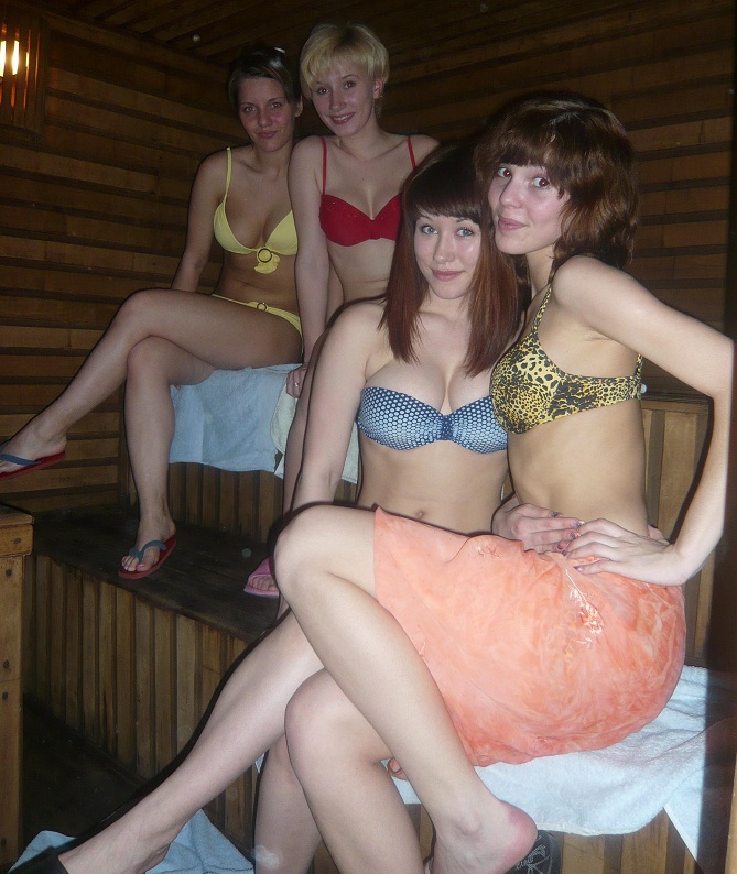 Четыре подружки с задором парятся в баньке 2 фото