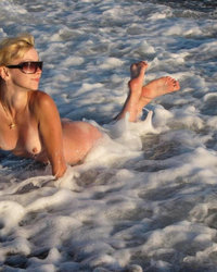 Блондиночка купается в море 15 фото