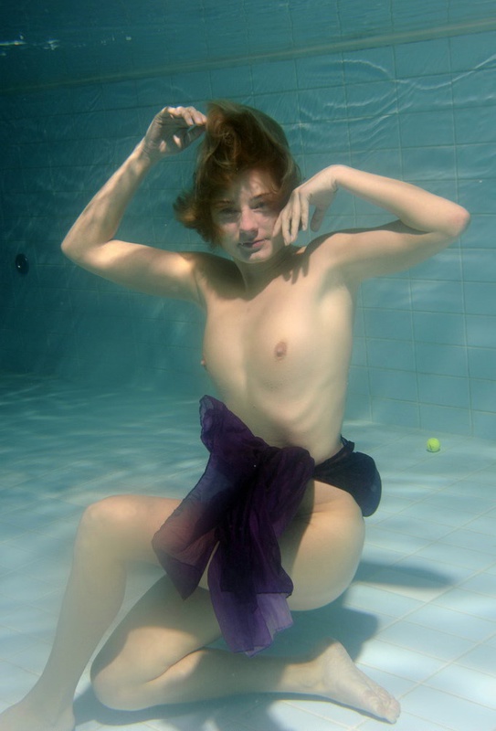 Отважная модель позирует голенькой под водой в бассейне 5 фото