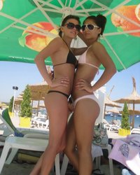 Две подруги разделись под зонтом на пляже 11 фото
