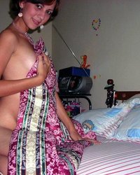 Молодая жена разделась в постели 1 фото