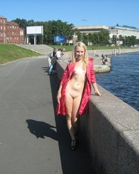 Обнаженная Лена гуляет по невской набережной 1 фото